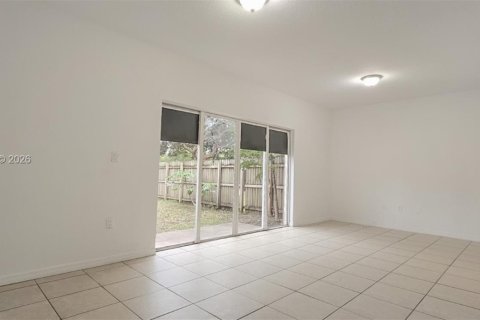 Townhouse in Florida City, Florida 4 bedrooms, 167.13 sq.m. № 2011417 - photo 17