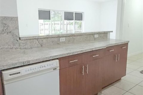 Townhouse in Florida City, Florida 4 bedrooms, 167.13 sq.m. № 2011417 - photo 13