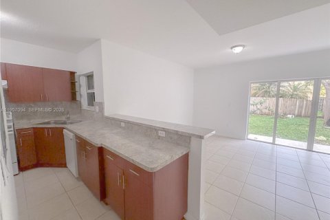 Townhouse in Florida City, Florida 4 bedrooms, 167.13 sq.m. № 2011417 - photo 5