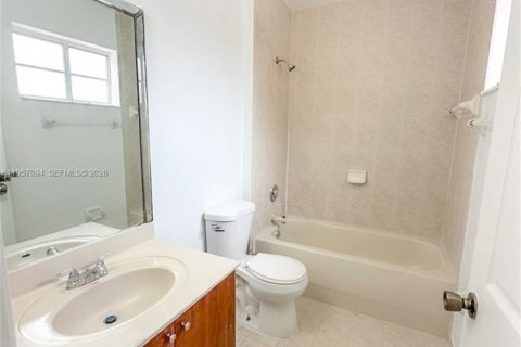 Townhouse in Florida City, Florida 4 bedrooms, 167.13 sq.m. № 2011417 - photo 25