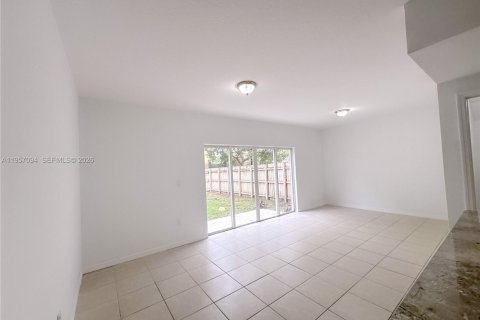 Townhouse in Florida City, Florida 4 bedrooms, 167.13 sq.m. № 2011417 - photo 16