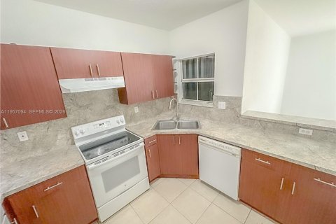 Townhouse in Florida City, Florida 4 bedrooms, 167.13 sq.m. № 2011417 - photo 2