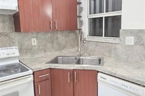 Townhouse in Florida City, Florida 4 bedrooms, 167.13 sq.m. № 2011417 - photo 8