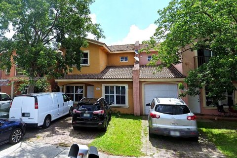 Townhouse in Florida City, Florida 4 bedrooms, 167.13 sq.m. № 2011417 - photo 3