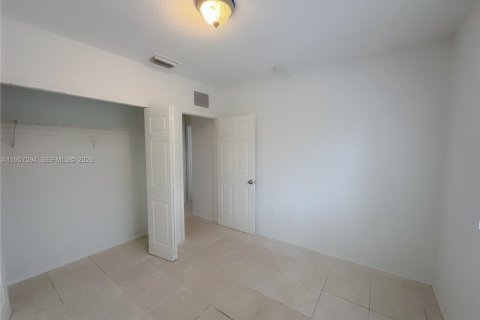 Townhouse in Florida City, Florida 4 bedrooms, 167.13 sq.m. № 2011417 - photo 24