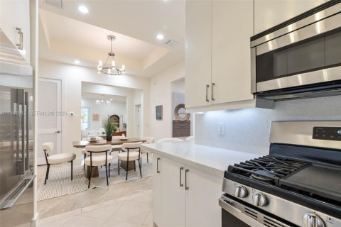 Condo in Coral Gables, Florida, 3 bedrooms  № 1998085 - photo 13
