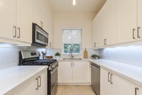 Condo in Coral Gables, Florida, 3 bedrooms  № 1998085 - photo 12