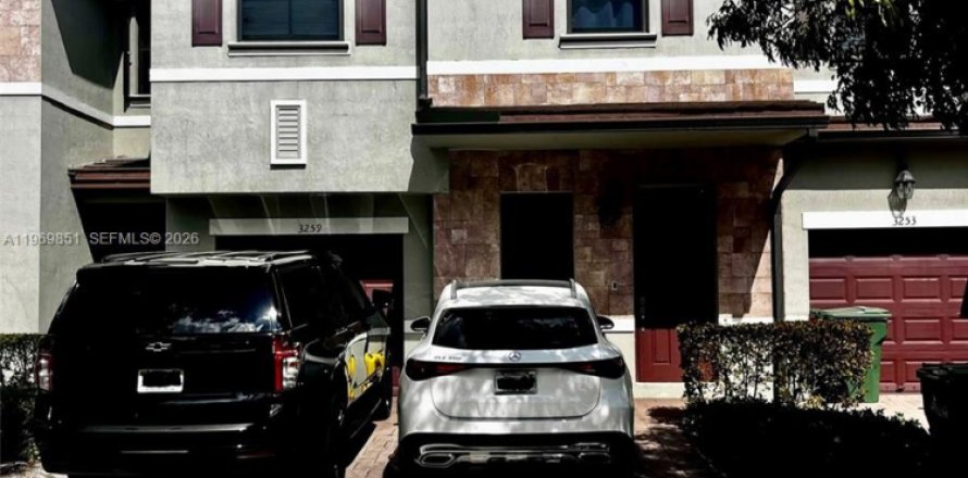 Touwnhouse à Hialeah, Floride 4 chambres, 177.26 m2 № 2030677