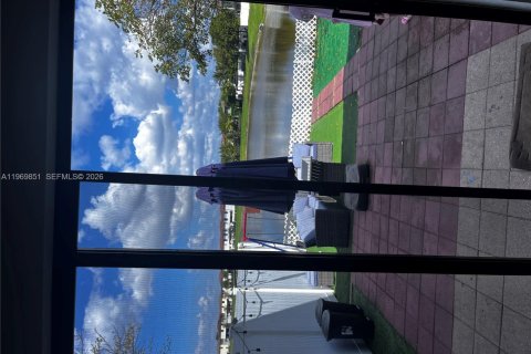 Touwnhouse à louer à Hialeah, Floride: 4 chambres, 177.26 m2 № 2030677 - photo 5