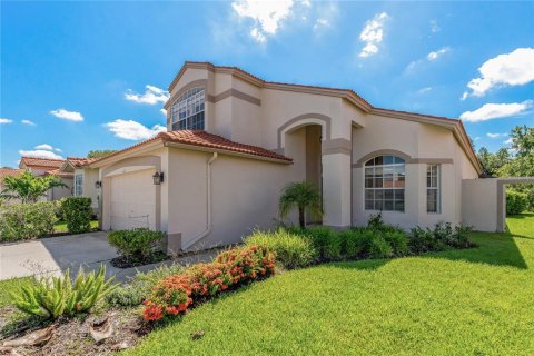 House in Tarpon Springs, Florida 2 bedrooms, 227.52 sq.m. № 1848040 - photo 2