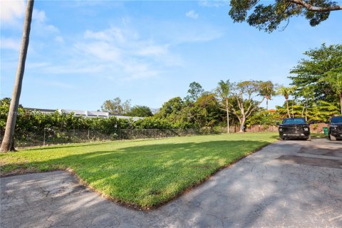 House in Pinecrest, Florida 4 bedrooms, 388.7 sq.m. № 1921781 - photo 4
