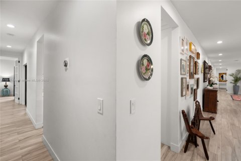 House in Pinecrest, Florida 4 bedrooms, 388.7 sq.m. № 1921781 - photo 11