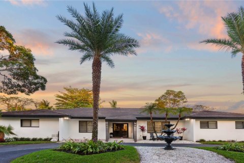 House in Pinecrest, Florida 4 bedrooms, 388.7 sq.m. № 1921781 - photo 1