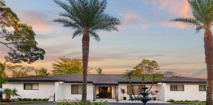 House in Pinecrest, Florida 4 bedrooms, 388.7 sq.m. № 1921781