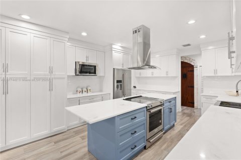 House in Pinecrest, Florida 4 bedrooms, 388.7 sq.m. № 1921781 - photo 19