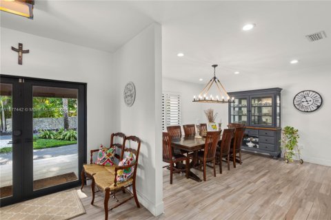 House in Pinecrest, Florida 4 bedrooms, 388.7 sq.m. № 1921781 - photo 9