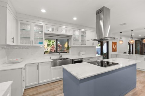 House in Pinecrest, Florida 4 bedrooms, 388.7 sq.m. № 1921781 - photo 21