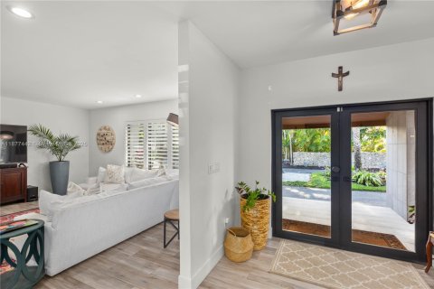 House in Pinecrest, Florida 4 bedrooms, 388.7 sq.m. № 1921781 - photo 8