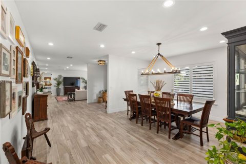 House in Pinecrest, Florida 4 bedrooms, 388.7 sq.m. № 1921781 - photo 10