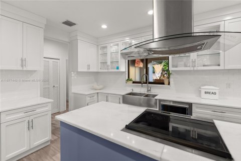 House in Pinecrest, Florida 4 bedrooms, 388.7 sq.m. № 1921781 - photo 22