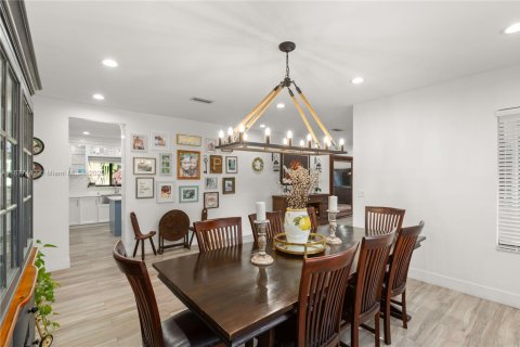 House in Pinecrest, Florida 4 bedrooms, 388.7 sq.m. № 1921781 - photo 12