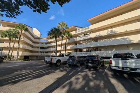Condo in Lauderhill, Florida, 2 bedrooms  № 1991968 - photo 1