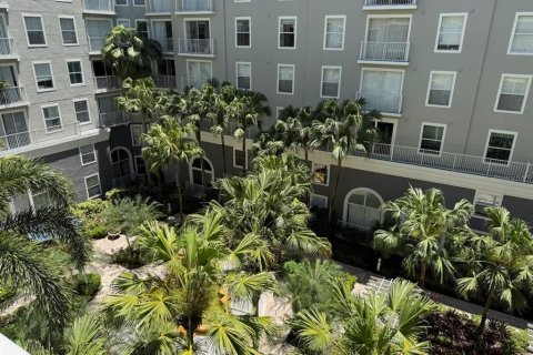 Condo in Tampa, Florida, 2 bedrooms № 2204311 - photo 2