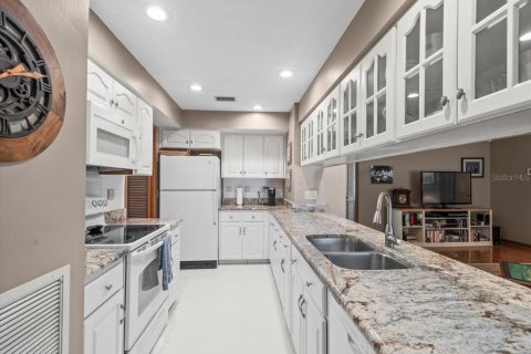 House in Tampa, Florida 4 bedrooms, 201.51 sq.m. № 1884855 - photo 17