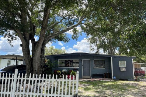 House in Tampa, Florida 4 bedrooms, 116.69 sq.m. № 1287959 - photo 1