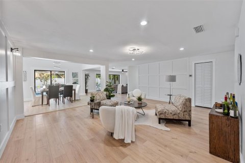 House in Tampa, Florida 5 bedrooms, 278.52 sq.m. № 1872960 - photo 3