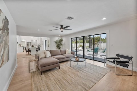House in Tampa, Florida 5 bedrooms, 278.52 sq.m. № 1872960 - photo 15