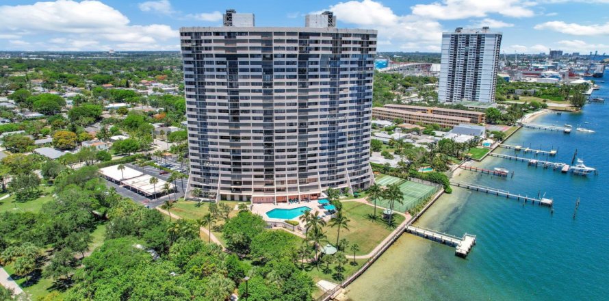 Condominio en West Palm Beach, Florida, 2 dormitorios  № 775203