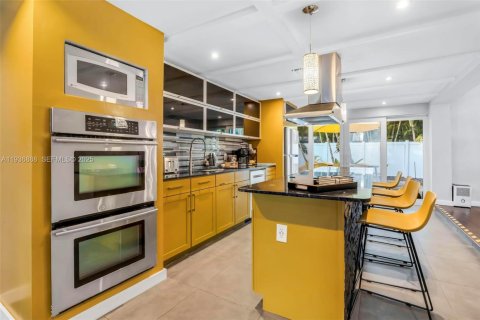 House in Wilton Manors, Florida 4 bedrooms, 205.13 sq.m. № 1994868 - photo 18