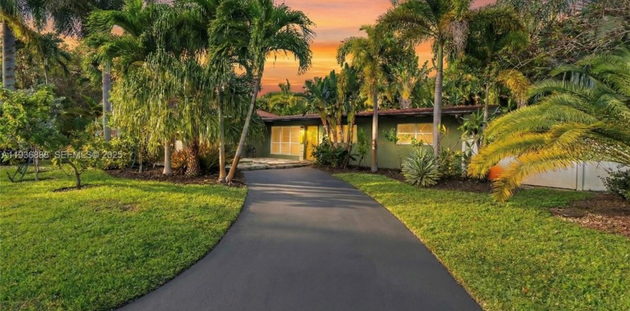 House in Wilton Manors, Florida 4 bedrooms, 205.13 sq.m. № 1994868