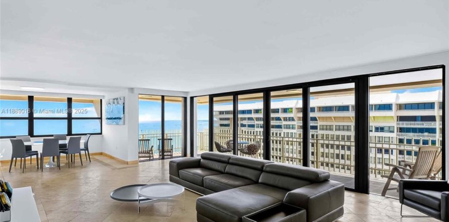 Condominio en Miami, Florida, 3 dormitorios  № 2021480
