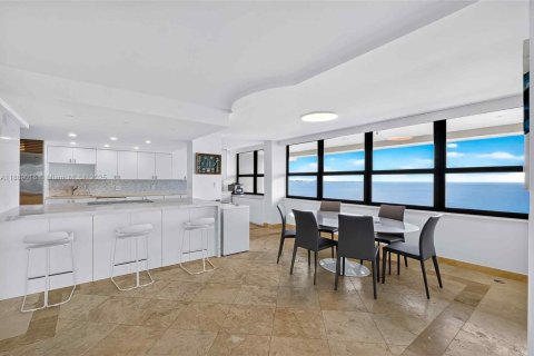 Condominio en venta en Miami, Florida, 3 dormitorios, 222.78 m2 № 2021480 - foto 12