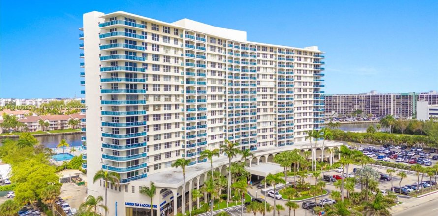 Кондоминиум с 2 спальнями в Холливуд, Флорида № 1974842