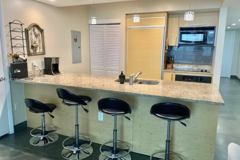Condo in Hallandale Beach, Florida, 2 bedrooms № 2154282 - photo 9