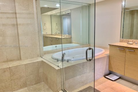 Condo in Hallandale Beach, Florida, 2 bedrooms № 2154282 - photo 20