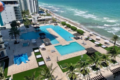 Condo in Hallandale Beach, Florida, 2 bedrooms № 2154282 - photo 29
