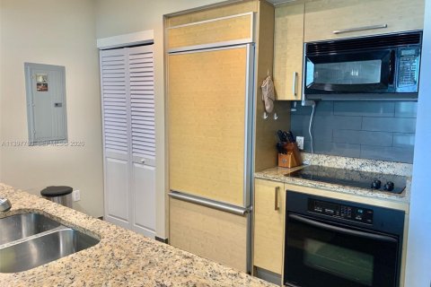 Condo in Hallandale Beach, Florida, 2 bedrooms № 2154282 - photo 11