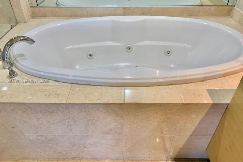 Condo in Hallandale Beach, Florida, 2 bedrooms № 2154282 - photo 21
