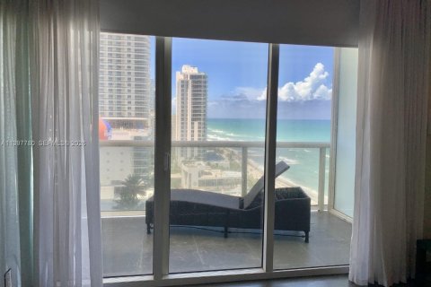 Condo in Hallandale Beach, Florida, 2 bedrooms № 2154282 - photo 2