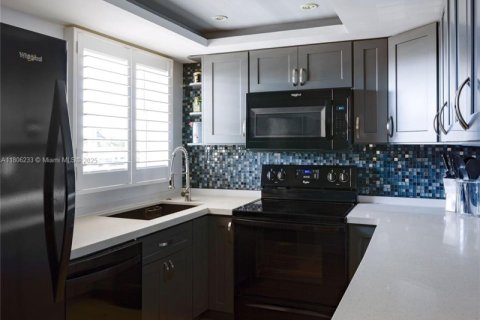 Condo in Fort Lauderdale, Florida, 2 bedrooms  № 1749151 - photo 11