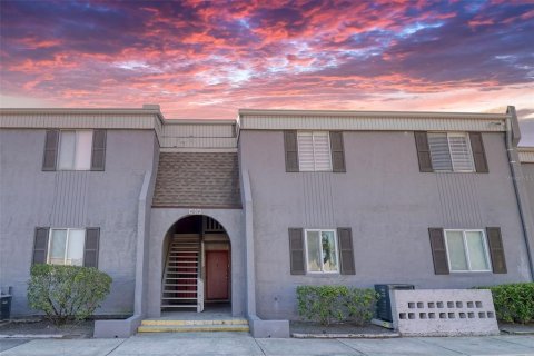 Condo in Tampa, Florida, 2 bedrooms  № 1583847 - photo 1
