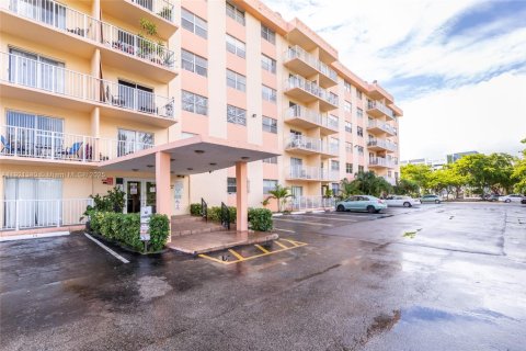 Condominio en alquiler en North Miami Beach, Florida, 1 dormitorio, 61.13 m2 № 1975416 - foto 18