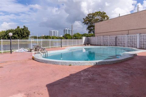 Condominio en alquiler en North Miami Beach, Florida, 1 dormitorio, 61.13 m2 № 1975416 - foto 19