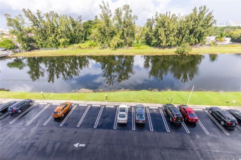 Condominio en alquiler en North Miami Beach, Florida, 1 dormitorio, 61.13 m2 № 1975416 - foto 1