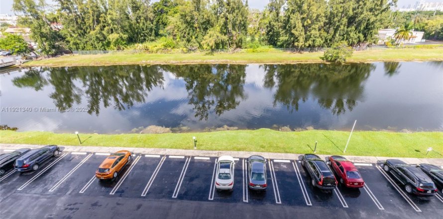 Condominio en North Miami Beach, Florida, 1 dormitorio  № 1975416