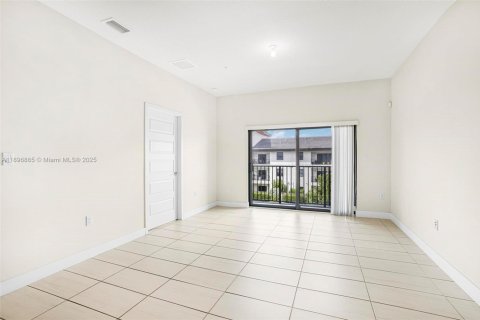 Condo in Doral, Florida, 2 bedrooms  № 2014412 - photo 8